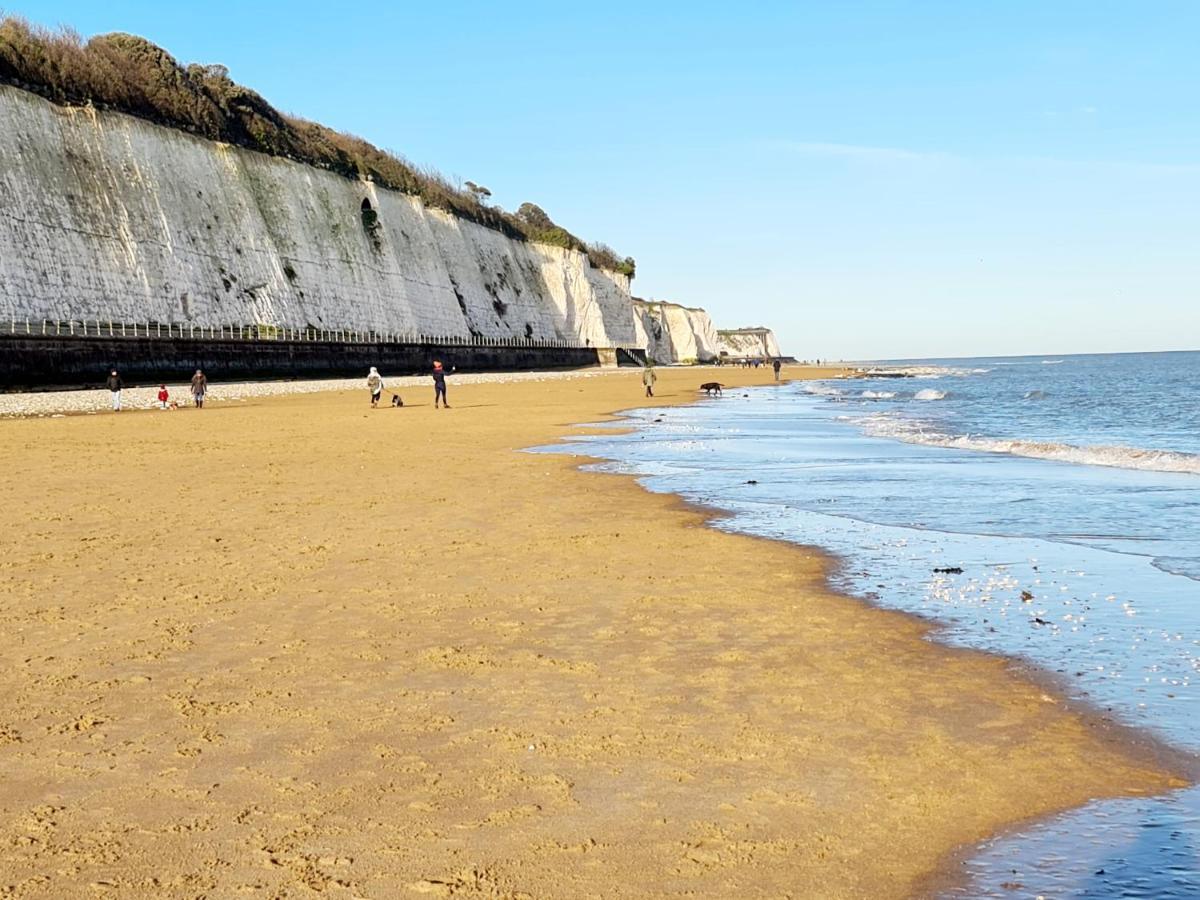 Vitamin Sea Beachfront - Sleeps 4 Apartment *
